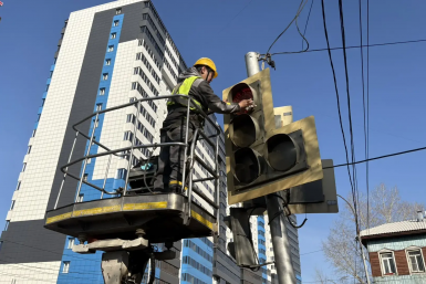 В Улан-Удэ бросились мыть светофоры после зимы