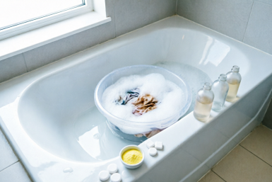 3 "дешманских" средства из аптечки — настоящие "убийцы" пятен: мощно экономлю без химии