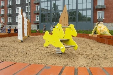 Родители смогут прятаться от непогоды на детских площадках