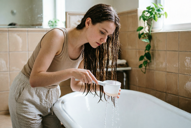 Лью на волосы 1 раз в неделю — отражают свет как зеркало: ополаскиватель из кухни за копейки