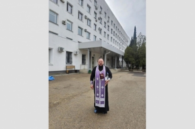 Священники посетили раненных при взрыве на ул. Павла Корчагина в Севастополе