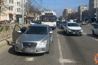 Троллейбус и иномарка столкнулись в центре Ставрополя