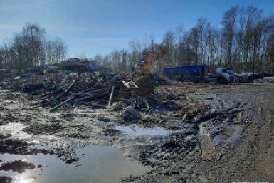 880 квадратов под снос: в Подмосковье разбирают заброшенную столовую