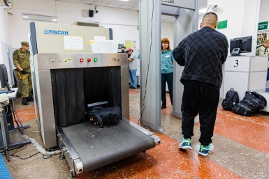 Туристы на таможне Илья Аверьянов, ИА PrimaMedia.ru