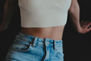 Убираем "ушки" и формируем тонкую талию без спортзала и инвентаря: 5 упражнений за 15 минут в кровати