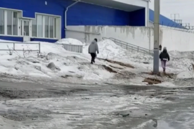 Детишки в Бурятии облюбовали пандус вокзала вместо игровой площадки