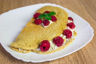 Быстрый завтрак для тех, кто следит за фигурой — овсяные блинчики с медом и ягодами за 15 минут