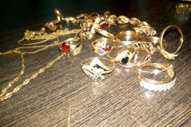 Аферисты заставили молодого человека из Якутии сдать семейные драгоценности