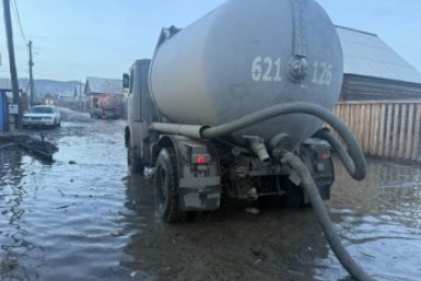 В Улан-Удэ откачивают талые воды с улиц и дворов