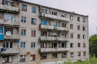 "Ей все мерещится": жители дома в Приморье "сдали" буйную соседку врачам