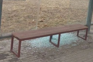 Вандалы разбили стекло на остановке в Биробиджане мэрия Биробиджана