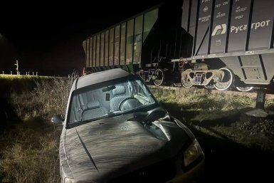 Двое пострадали в столкновении машины с поездом на переезде на Ставрополье