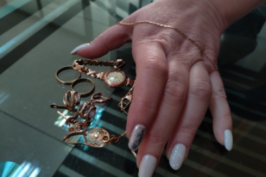 Продавец ломбарда в Улан-Удэ украла украшения и деньги на полмиллиона рублей