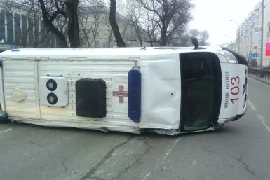 В Краснодаре скорая опрокинулась после жесткого ДТП с иномаркой