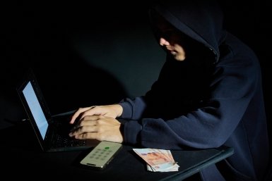 Житель Приморья лишился 75 тысяч рублей после открытия подозрительного файла в мессенджере