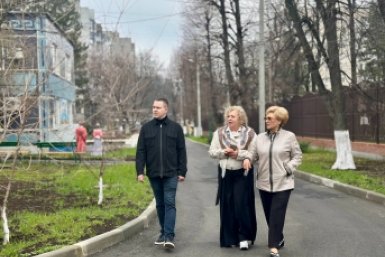 Вера Галушко оценила новую спортивную площадку в детском саду Комсомольского микрорайона