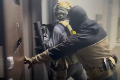 Мужчин, снимавших для шантажа порно с несовершеннолетней, задержали в Ялте