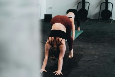 Хватит мучиться в спортзале: 1 детское упражнение сожгет жир и "разблокирует" спину — результат за неделю