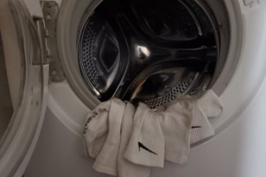 Не спешите выбрасывать: самые затоптанные носки заискрятся белизной, если замочить в этом растворе