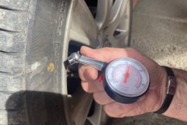 Вот до какого давления нужно накачать шины, чтобы экономить топливо: точные замеры