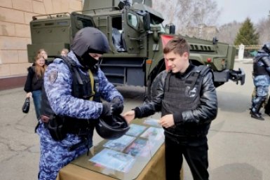 У Дома Армии развернулась выставка вооружения и экипировки пресс-служба Управления Росгвардии Приморья