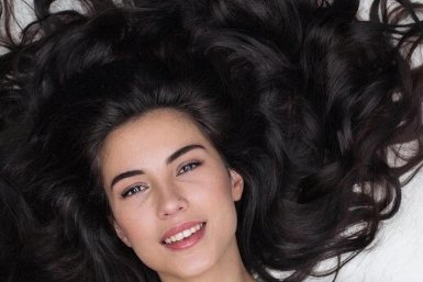 Надоело каждые три недели закрашивать седые корни? Я нашла гениально простой способ — и он работает за 5 минут