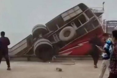 18 человек погибли во время падения автобуса в реку