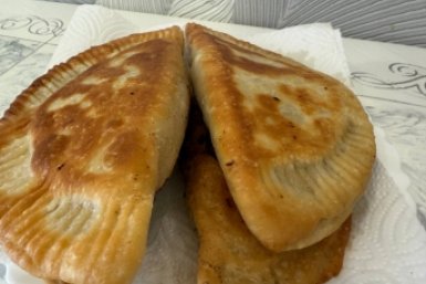 Королевские чебуреки: 1 секрет для хруста и пузырьков - в пекарнях такие не найти