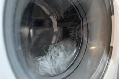 Нужно ли стирать новые вещи перед первой ноской: отвечает ученый