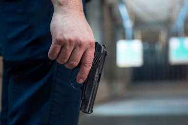 В Сочи задержали мужчину за стрельбу в воздух из автомата на пикнике