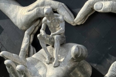 "Объятия человечества" стали новой точкой притяжения в краснодарском парке Галицкого