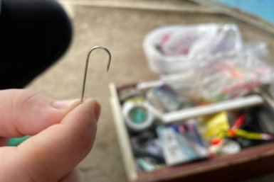 Почему мелкие крючки приносят больше поклевок в апреле: совет от опытного рыбака