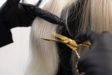 Названы 3 стрижки, скрывающие седину на волосах у женщин за 55 лет: варианты на весну