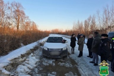 В ЕАО женщина попыталась под одеждой скрыть от полиции наркотики и притворилась беременной