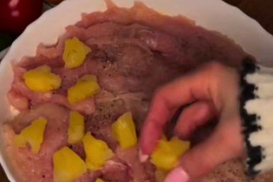 Куриное филе под сырной шапочкой с ананасами: для тех, кто любит необычные сочетания
