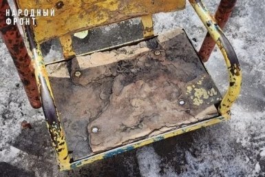 На детской площадке в Улан-Удэ нашли "древние" качели