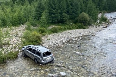 В Бурятии автомобиль упал в овраг, погиб пассажир