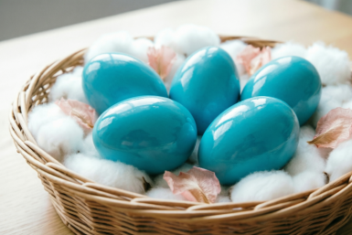 Шелуху от лука не собираю: окунаю в 1 отвар и получаю лазурные скорлупки к Пасхе