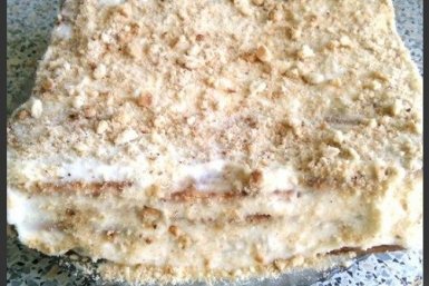 Давим толкушкой печенье и заливаем сметанным кремом – шикарный торт за 15 минут