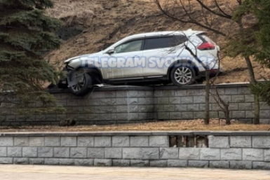 "Педальку перепутала": легковушка улетела с косогора и пропахала землю в Приморье