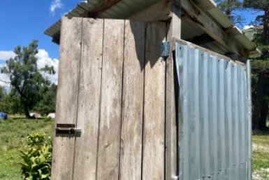 Приделал это к стенке дачного туалета — аммиачная вонь улетучилась: в "домике" свежо, как на улице