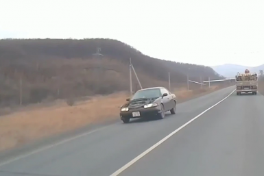 "Пощечина прилетела": легковушка на трассе в Приморье потеряла капот на ходу