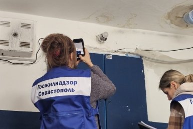 Состояние крыши после жалоб жителей на протечки проверили в Севастополе