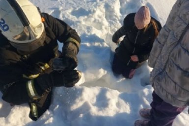 В поселке Уптар пожарные вытащили ребенка из снега ГУ МЧС России по Магаданской области