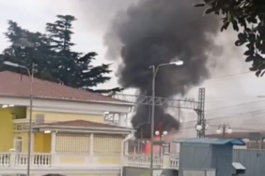 На берегу моря в Сочи гревшее кафе тушили на площади 400 "квадратов"