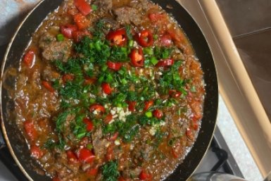 Сложили и забыли: сытный ужин в сковороде - съели сразу двойную порцию