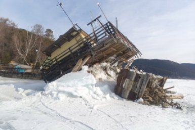 Перевернутый причал на Байкале под угрозой - для его спасения подпилят лед