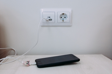 Проверил блок питания на "жужжание": 3 критических признака, что ваша зарядка может вспыхнуть в любой момент