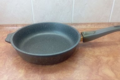 Добавила 2 ложки в кипяток - и черная корка нагара сползла со сковороды сама