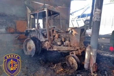 Сильный пожар уничтожил гараж и технику в Приамурье